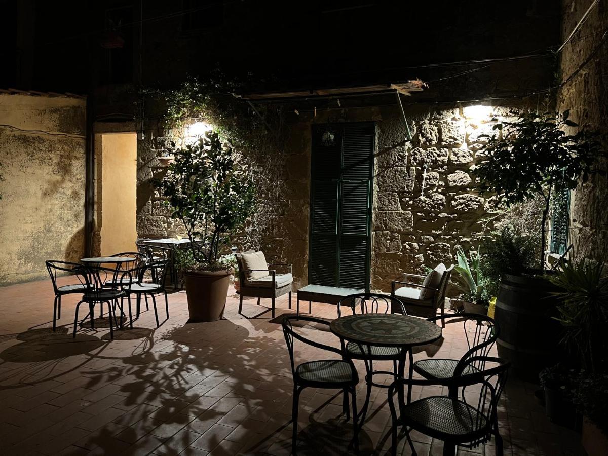 Affittacamere Licenza N.1 Presso La Magica Torre Pitigliano Dış mekan fotoğraf