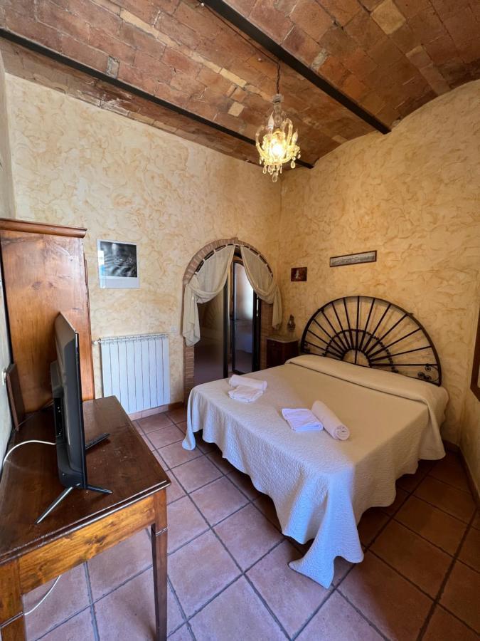 Affittacamere Licenza N.1 Presso La Magica Torre Pitigliano Dış mekan fotoğraf